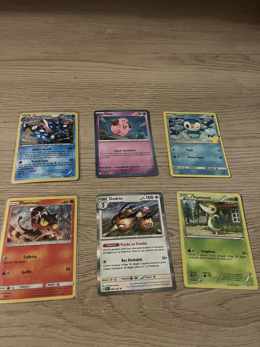 Lot de 6 cartes Pokémon différentes séries