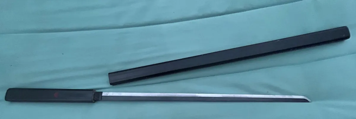 Katana décoratif – Clan Uchiha (Naruto) – Lame métal – Bon état