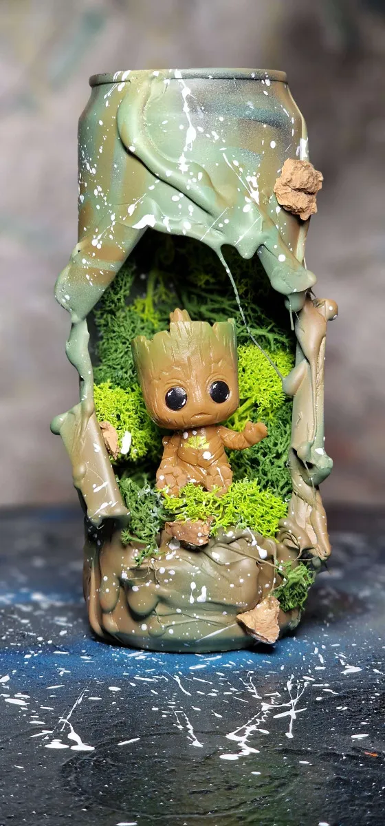 Canette recyclée mini diorama baby Groot Marvel theme