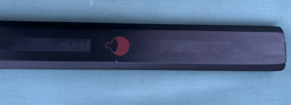 Katana décoratif – Clan Uchiha (Naruto) – Lame métal – Bon état