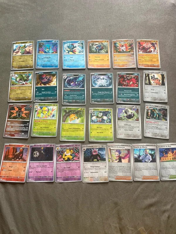 carte pokémon holographique et reverse fable nebuleuse