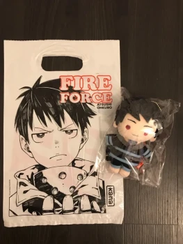 Achète et vends de la seconde main Publicité  AccueilDivertissementJeux de sociétéGoodies Jeux de société Lot peluche et sac shinra fire force