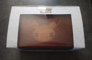 Deck Box Pokémon 25e Anniversaire Pikachu Bois NEUVE