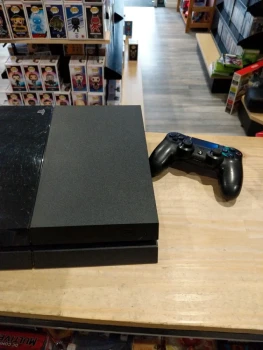 PS4 Fat 500 Go – Fonctionnelle – Manette + câbles – Rayures visibles