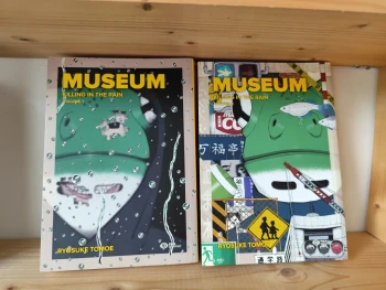 Museum Killing in the Rain – Pika Graphic Grand Format RARE – 2 vol. TBE – Chapitres bonus 🐸