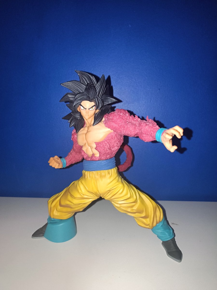 Statue de Goku Super Saiyan 4