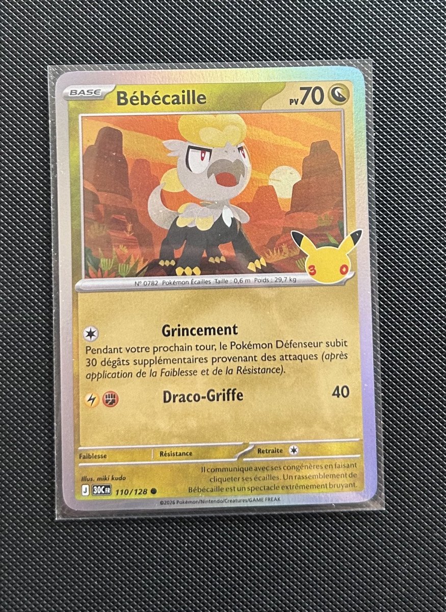 Carte Pokémon - Bébécaille 110/128 - Holo - 30ème Anniversaire