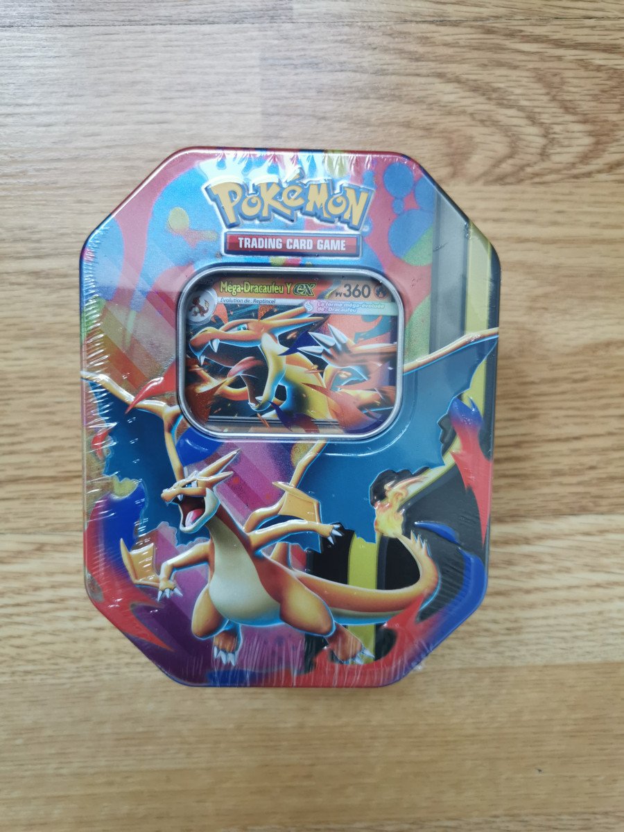 Pokémon : Boîte Méga-Dracaufeu Y-ex (4 boosters 2 Flammes Fantasmagoriques 1 Méga-Évolution 1 Flamme Obsidienne et 1 Carte Promo Brillante) Neuf Non Déballé