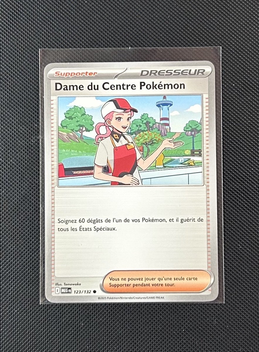 Carte Pokémon - Dame du Centre Pokémon 123/132 - Méga Évolution