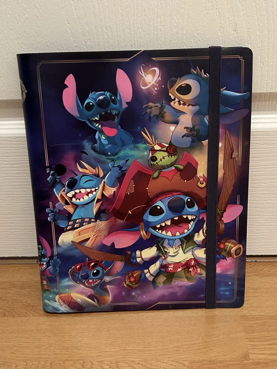 Coffret collector Stitch Lorcana + 1 coffret cadeau + Booster de 12 cartes