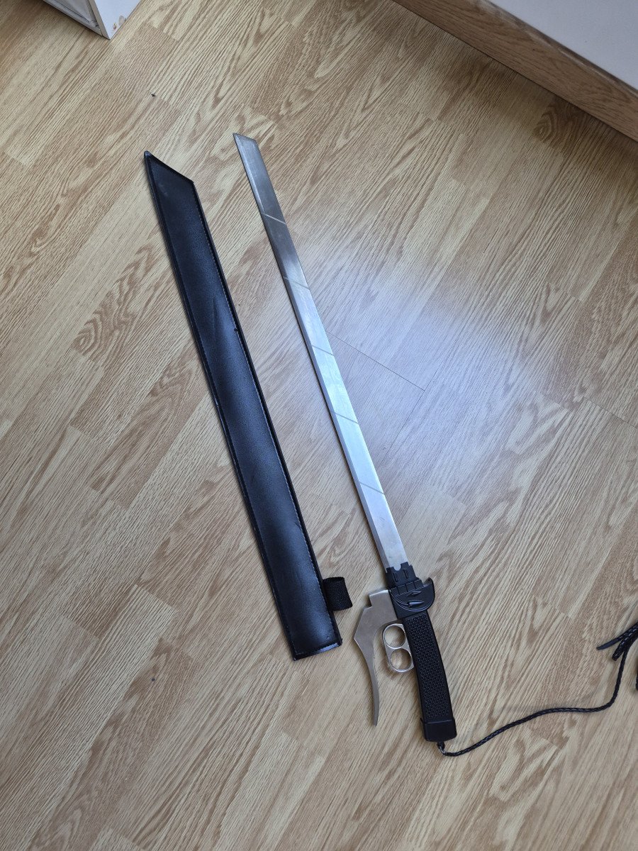 Épée l'attaque des titans