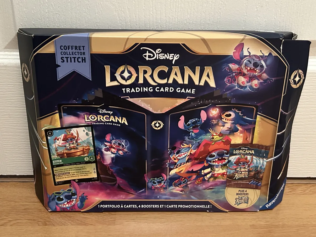 Coffret collector Stitch Lorcana + 1 coffret cadeau + Booster de 12 cartes