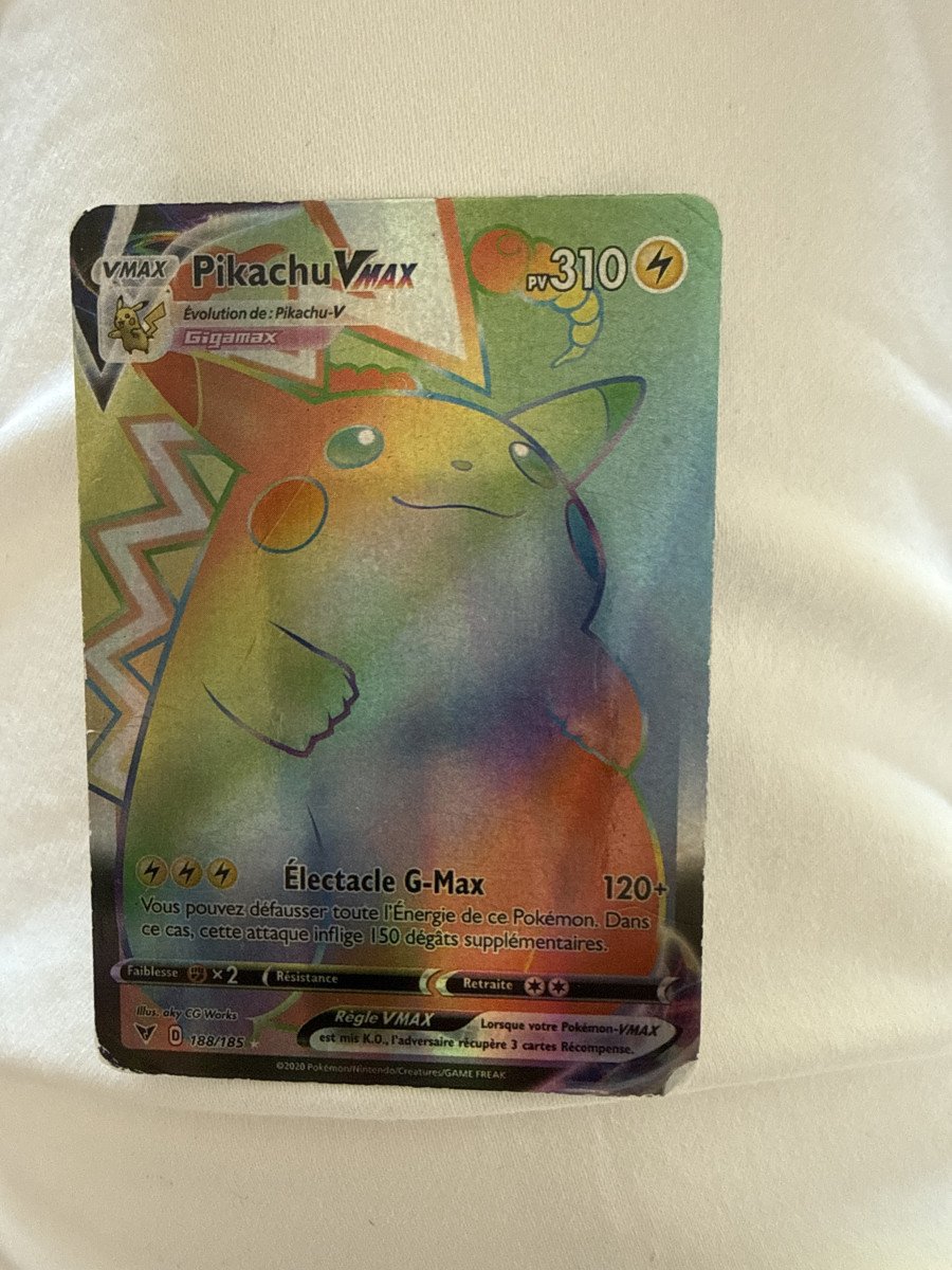 Pikachu VMAX Rainbow Rare 188/185 (Vivid Voltage, 2020)