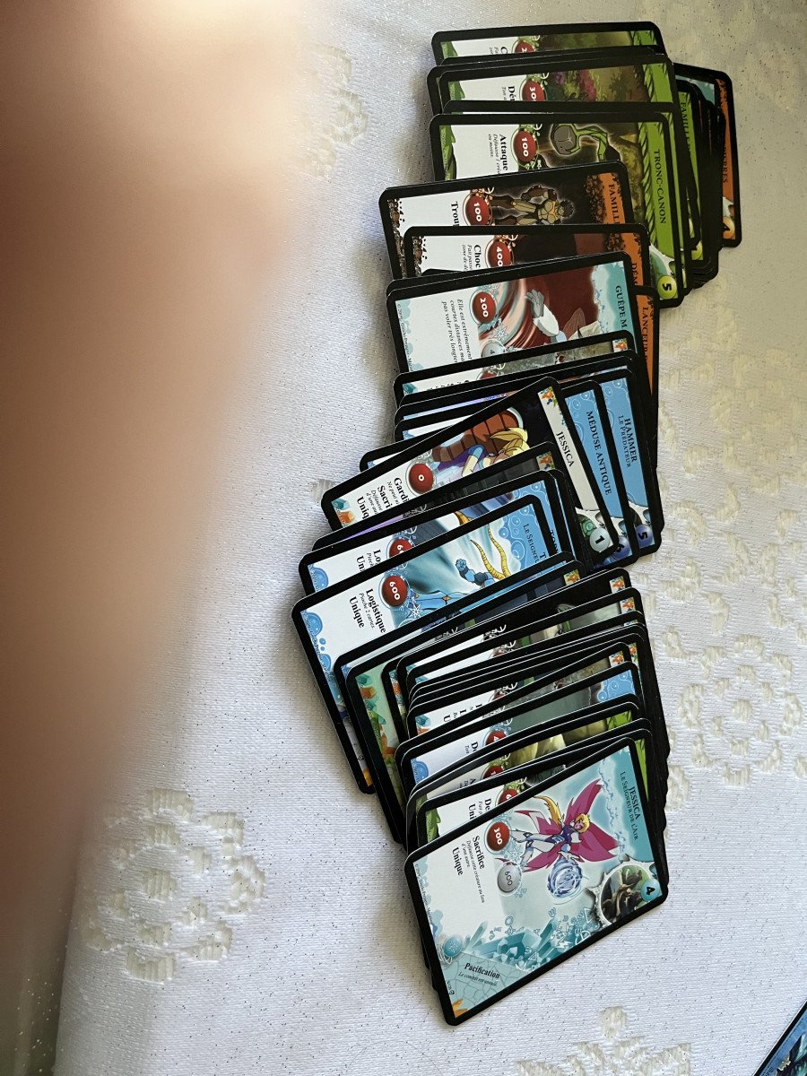 Lot de 54 cartes à collectionner Gormiti