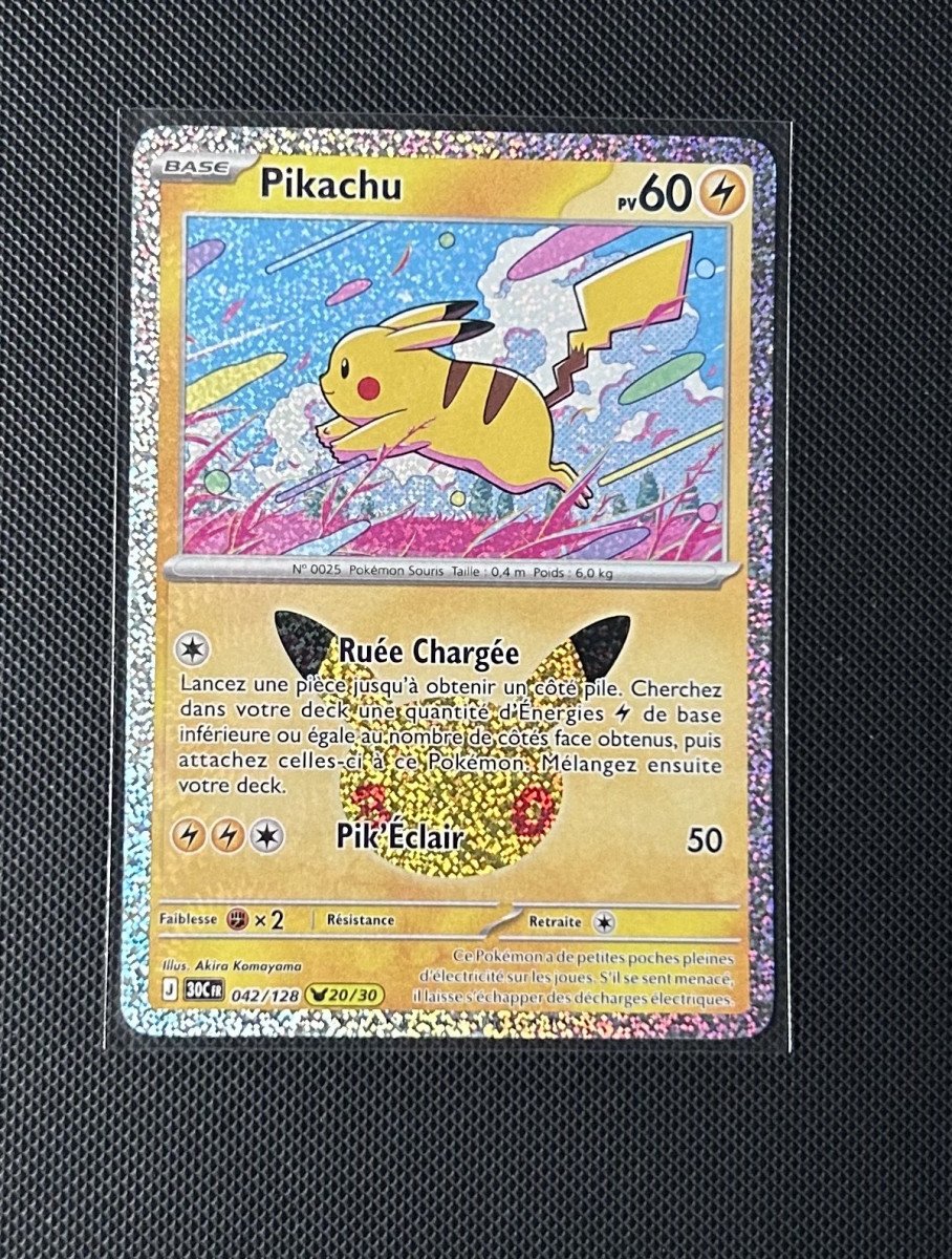 Carte Pokémon - Pikachu 42/128 - Holo - 30ème Anniversaire