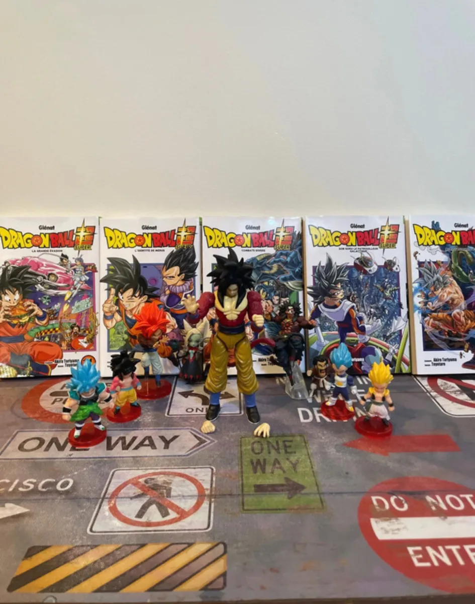 Lot de neuf figurines Dragon Ball