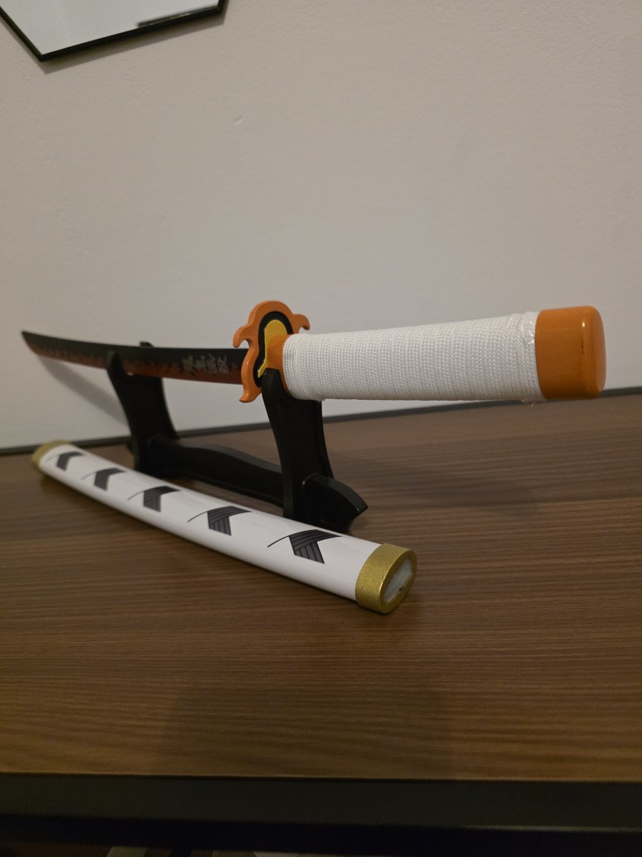 Réplique décorative non tranchante – Mini katana inspiré Rengoku Kyōjurō (Demon Slayer)