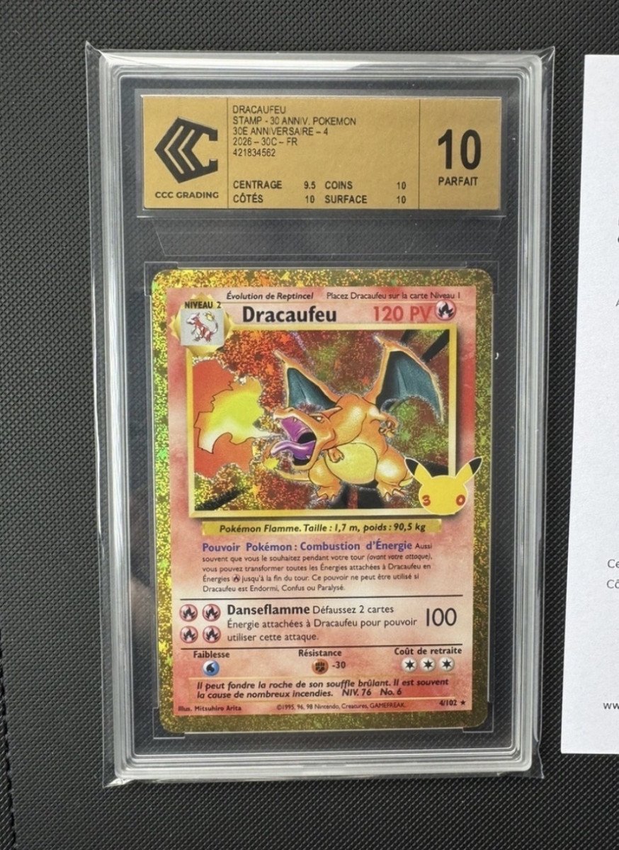 Carte Pokémon Dracaufeu 4/104 first edition reprint 30 ans gradé CCC 10 gold label POP 5