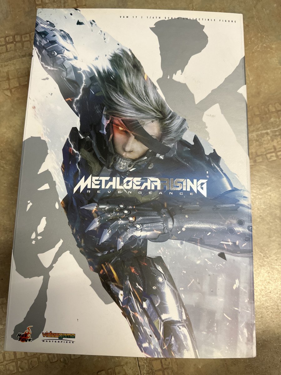 Boîte figurine métal gear rising revengeance hot toys neuf