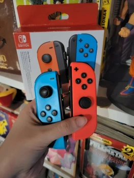 Paire Joycons Nintendo Switch avec Boîte d'origine + notice et dragonnes neuves 2017