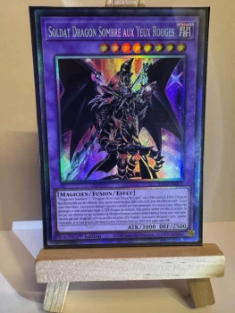 Soldat Dragon Sombre Aux Yeux Rouges