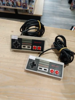 Lot 2 manettes NES – Originales – Très bon état