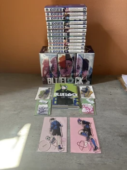 Lot Manga Blue Lock goodies et coffret fan art