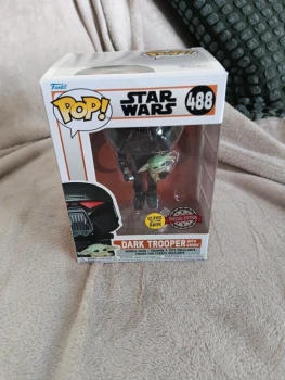 Figurine pop star wars Dark trooper et grogu numéro 488 en très bon état général