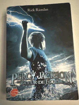 Livre percy Jackson le voleur de foudre