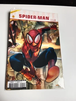 ultimate spider-man ( v2 ) n° 1 ( avril 2010 ) : " le nouveau monde selon peter parker ( parties 1 & 2 ) "