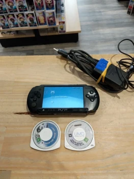 PSP + Chargeur + 2 jeux - Très bon état