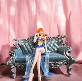 Figurine Nami (One Piece) assise sur un fauteuil avec tête de rechange Boîte abîmée et rescotchée