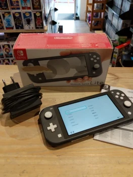 Nintendo Switch Lite Grise – Comme neuve – Boîte + Chargeur + Notice