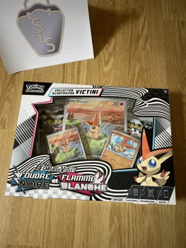 Coffret Pokémon, EV10.5 Foudre Noire et Flamme Blanche illustration Victini, en français