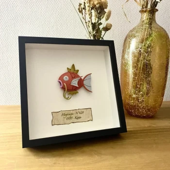 MAGICARPE #129 - POKEMON Miniature de collection style taxidermie & entomologie