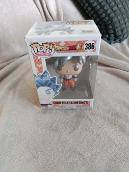 Figurine pop dbz goku ultra instinct en très bon état général boite légèrement usée