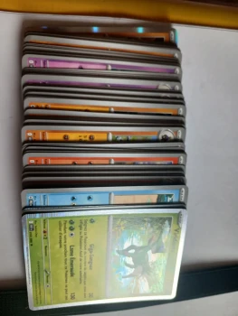 Lot 100 cartes Pokemon.