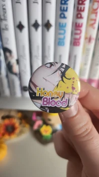 Badge honey blond