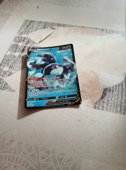 Carte pokemon lumineon v