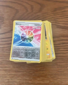 Lot de 100 carte holographique, reverse et autres cartes brillantes Pokémon toute génération.