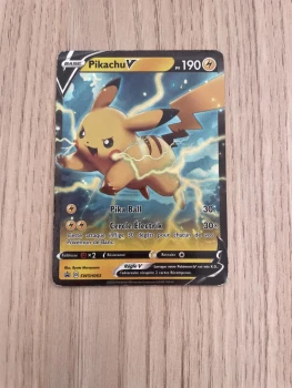 Carte Pokémon Pikachu V pv190 française collection SWSH063 protéger par une pochette plastic transparente pour carte Pokémon très bonne état jamais utiliser