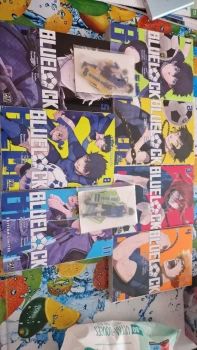 Blue Lock tome 1 à 5 +tome 8 et 11 jaquette réversible +stand acrylique