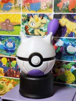 Pokéball 3D artisanale, fabriquée avec soin en PLA éco-friendly.