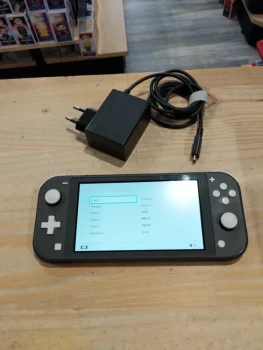 Nintendo Switch Lite Grise – Très bon état – Chargeur – Rayures légères