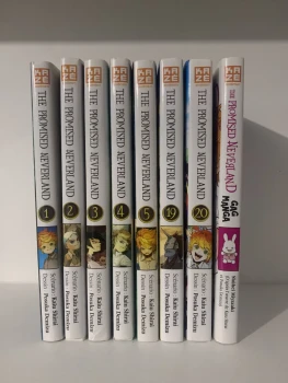 Lot de 7 tomes + Gag manga de The Promised Neverland