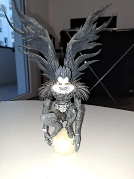 Figurine du personnage Ryuk dans Death Note.