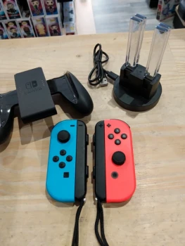 Pack Joy‑Con Switch – Rouge/Bleu + Grip + Station de charge