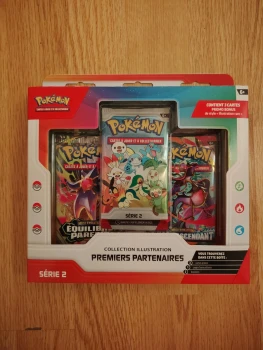 Pokémon : Collection Illustration Premiers Partenaires – Série 2 (3 Cartes Promo, 2 boosters et 1 Page d’Autocollants) Neuf Non Déballé