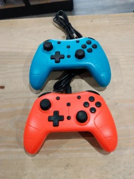 Lot 2 manettes filaires UnderControl – Bleu + Rouge – Très bon état