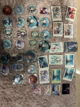 Hinomori Shizuku Project SEKAI – Gros Lot 40 pièces Limited Japan (22 Badges Glitter + 1 Gold card+ Cards + Acrylic Stands) Collector